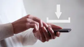Man sieht die Hände eines Menschen, der ein Smartphone in der Hand hält. Ein Icon mit einem Pfeil symbolisiert einen Download auf das Smartphone. 