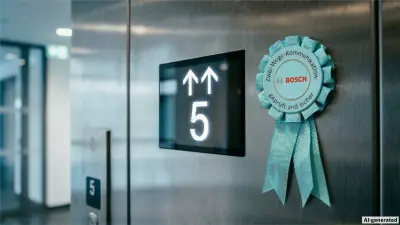 Blick auf ein Display in einem Aufzug, daran hängt ein kleines Schild mit der Aufschrift "geprüft und zukunftssicher" und dem Bosch Logo