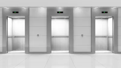 Sala moderna con tres ascensores con puertas abiertas 