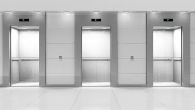 Sala moderna con tres ascensores con puertas abiertas 