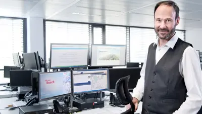 Hombre con auriculares delante de monitores